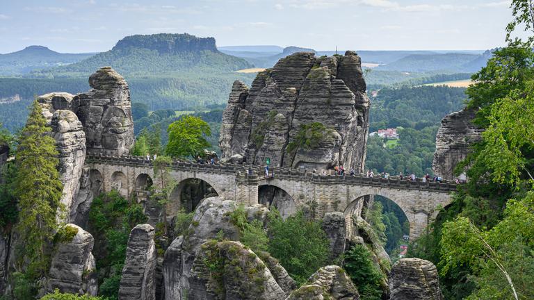 Touristen laufen über die Basteibrücke.