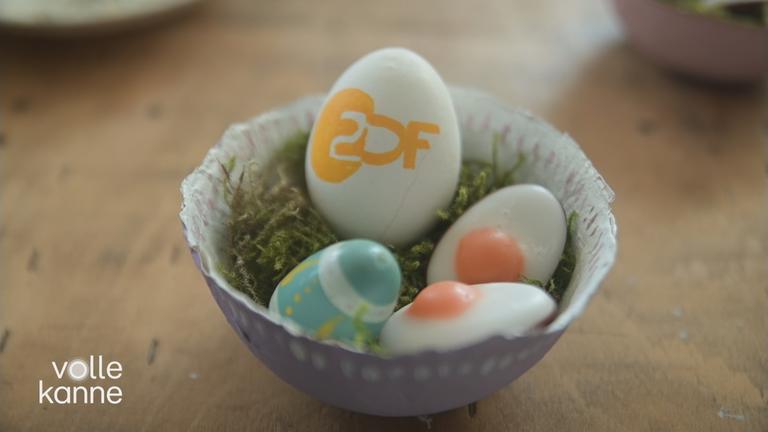 Ein Osternest mit einem Ei mit der Aufschrift "ZDF"