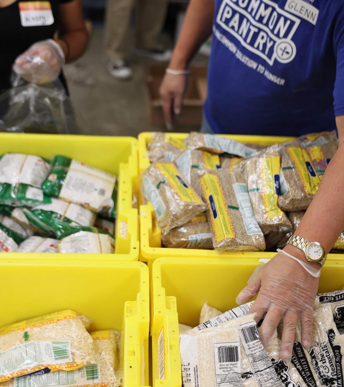 Freiwillige helfen Lebensmittelpakete in New York zusammenzustellen.