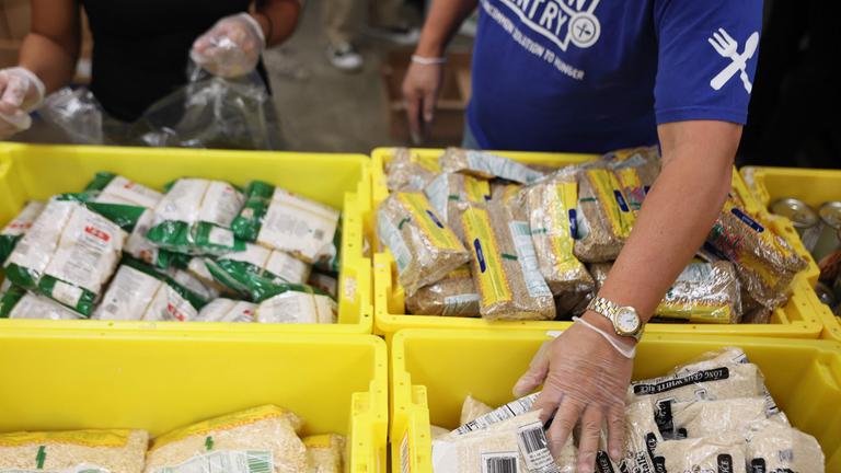 Freiwillige helfen Lebensmittelpakete in New York zusammenzustellen.