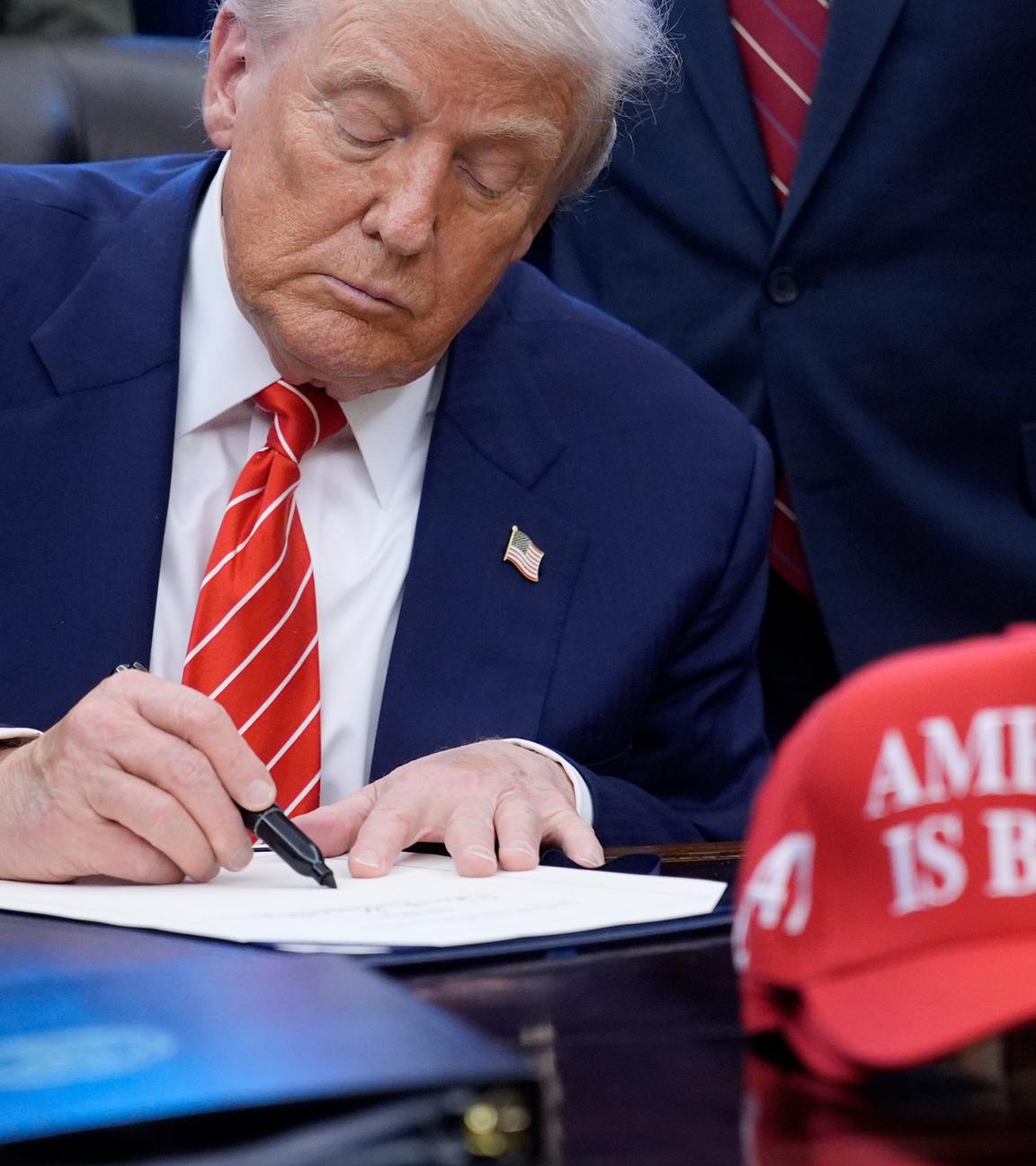 US-Präsident Donald Trump nimmt an einer Gesetzesunterzeichnungszeremonie im Oval Office des Weißen Hauses teil. 