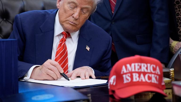 US-Präsident Donald Trump nimmt an einer Gesetzesunterzeichnungszeremonie im Oval Office des Weißen Hauses teil. 