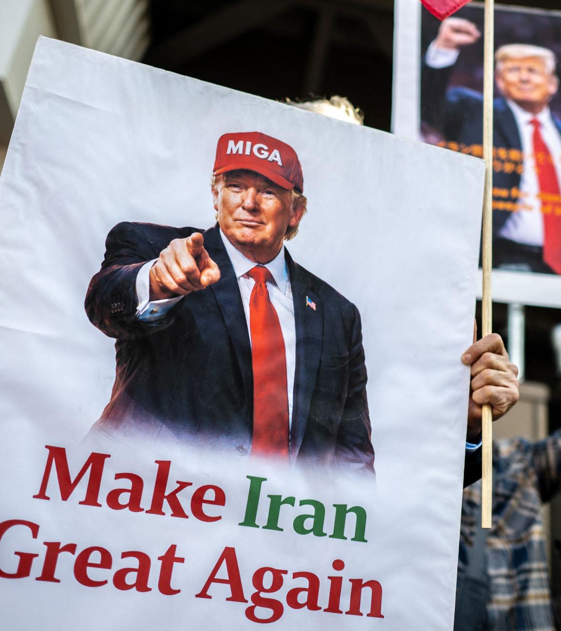 Demonstranten halten während einer Kundgebung zur Unterstützung politischen Wandels in der Nähe der iranischen Botschaft