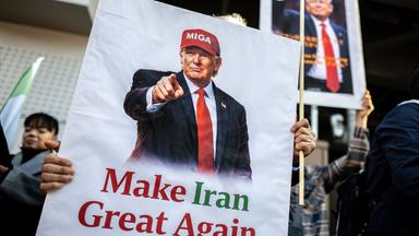 Demonstranten halten während einer Kundgebung zur Unterstützung politischen Wandels in der Nähe der iranischen Botschaft