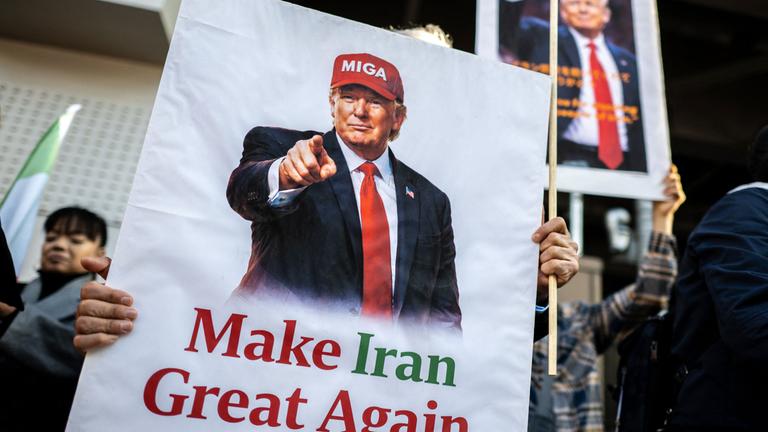 Demonstranten halten während einer Kundgebung zur Unterstützung politischen Wandels in der Nähe der iranischen Botschaft