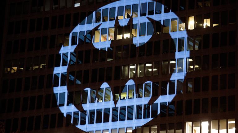 Das Bat-Symbol erleuchtet Hochhausfassade in Montreal, Kanada