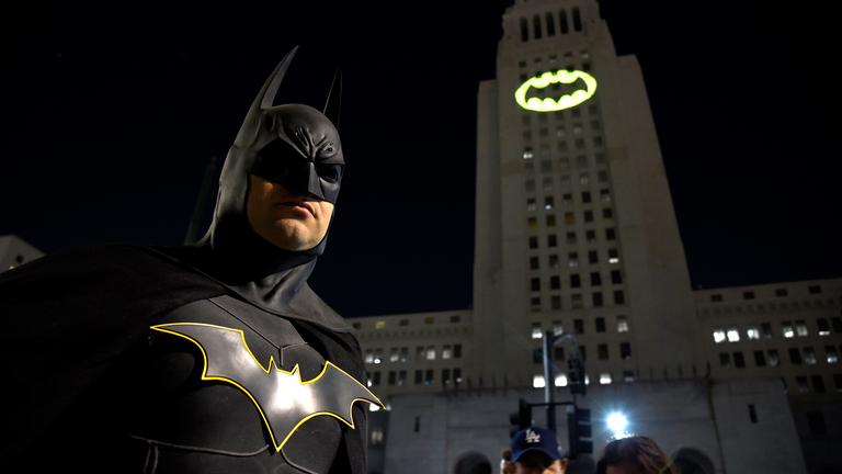Tony Bradshaw steht in Los Angeles als Batman vor dem Batsignal in Los Angeles