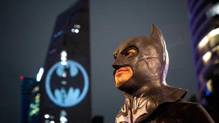 Batman-Fan steht vor dem Bat-Signal in Mexiko Stadt.
