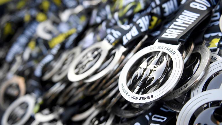 Die Bat-Medaille für die Teilnehmer des 5000-Meter-Bat-Laufs in Los Angeles.