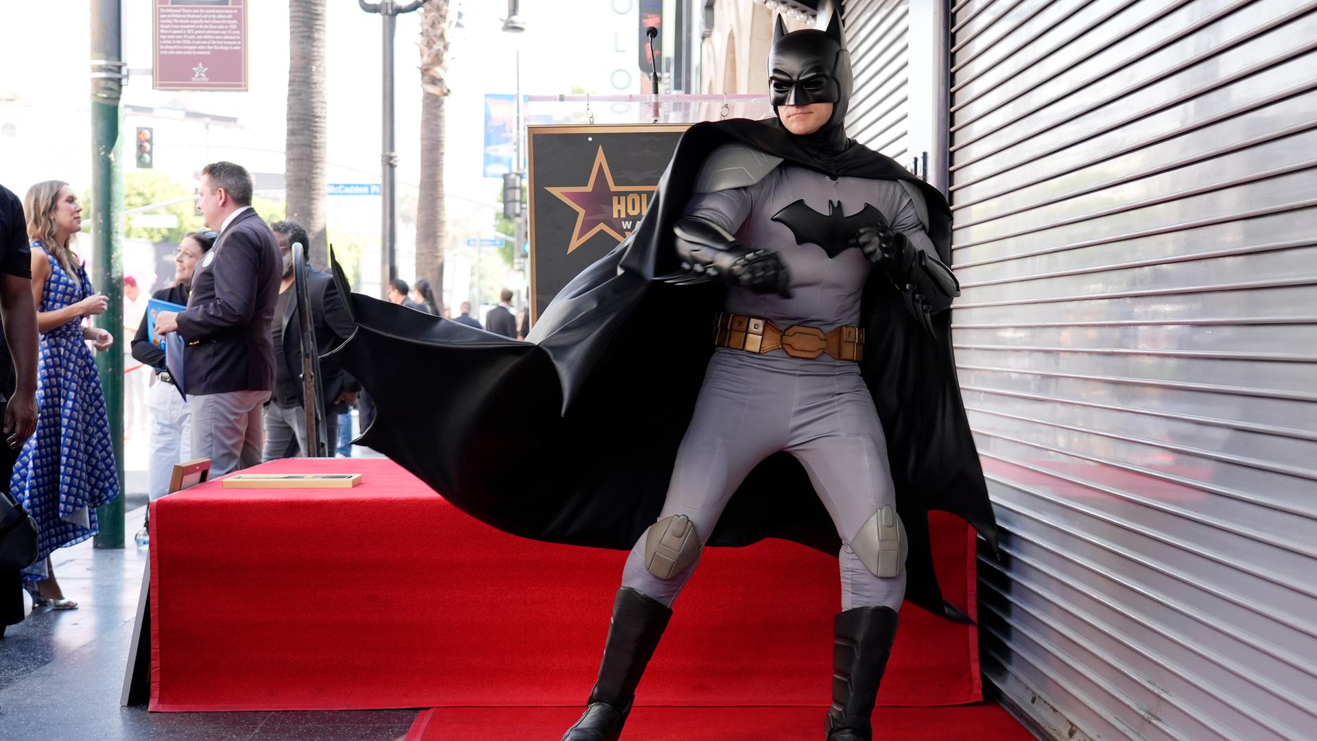 Eine Batman-Figur posiert für Fotografen während einer Zeremonie zur Verleihung eines Sterns an den Superhelden auf dem Hollywood Walk of Fame.