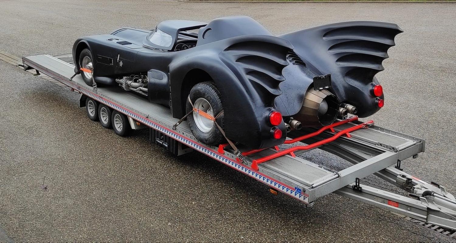 Baden-Württemberg, Untermünkheim: Ein "Batmobil" steht bei der zollrechtlichen Abfertigung auf einem Anhänger.
