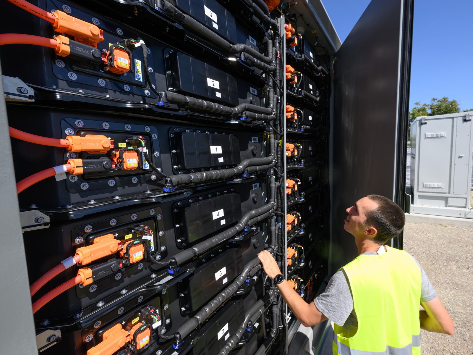 Was das langfristige Speichern von Strom schwierig macht