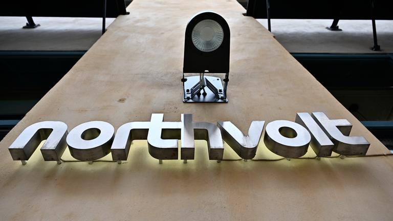 Das Logo der schwedischen Firma Nortvolt an der Zentrale des Unternehmens in Stockholm.