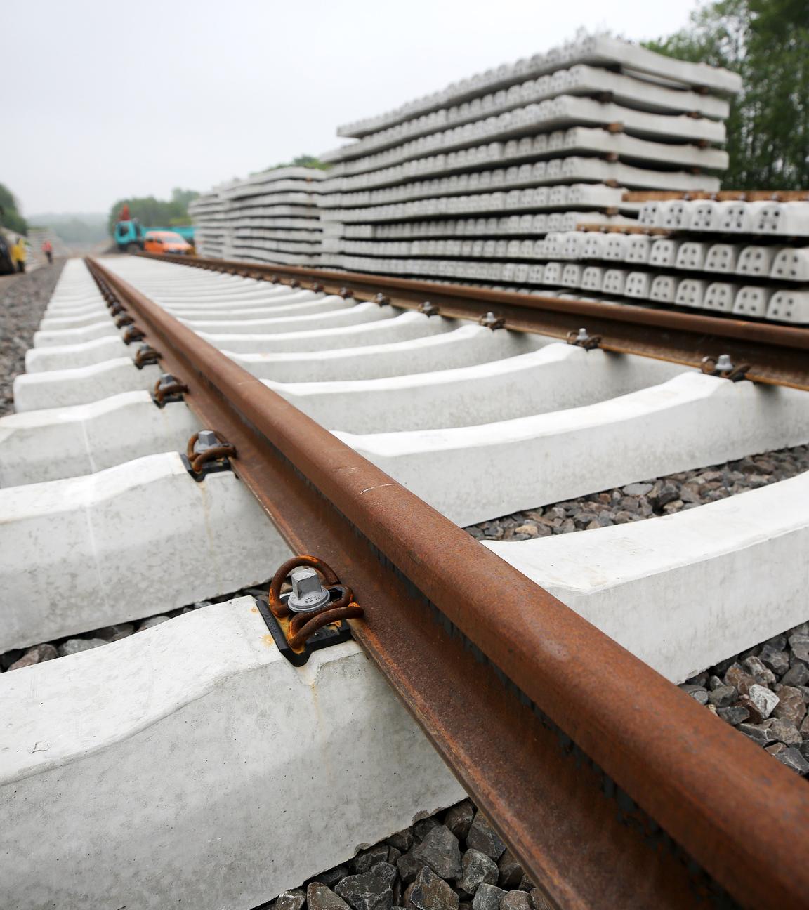 Nordrhein-Westfalen, Wuppertal: Neue Schienen werden auf einer alten Bahntrasse in Hahnenfurt zwischen Wuppertal und Mettmann verlegt. Archivbild