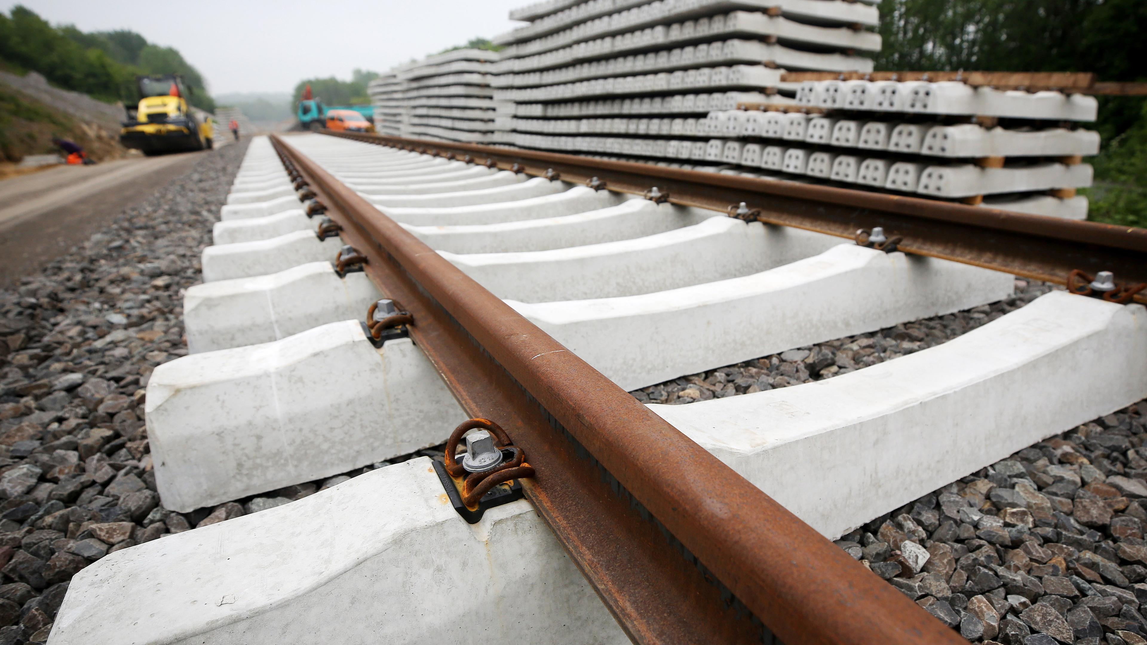 Nordrhein-Westfalen, Wuppertal: Neue Schienen werden auf einer alten Bahntrasse in Hahnenfurt zwischen Wuppertal und Mettmann verlegt. Archivbild