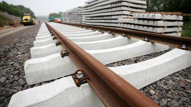 Nordrhein-Westfalen, Wuppertal: Neue Schienen werden auf einer alten Bahntrasse in Hahnenfurt zwischen Wuppertal und Mettmann verlegt. Archivbild