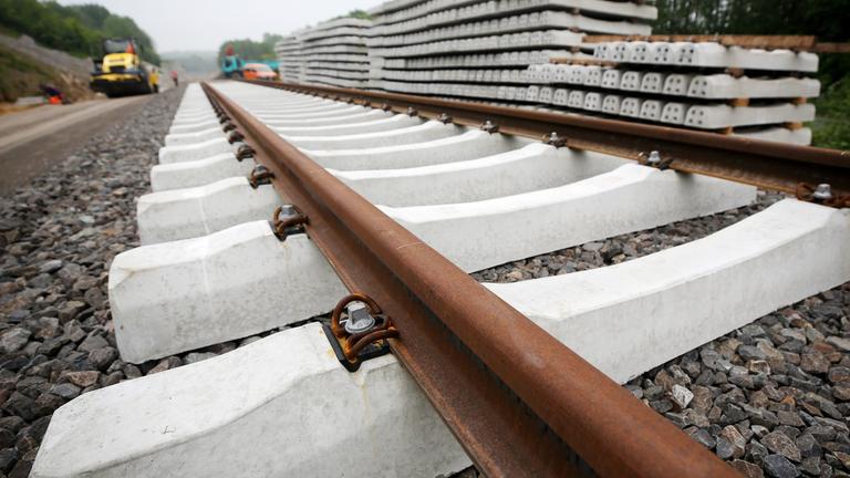 Neue Schienen werden auf einer alten Bahntrasse in Hahnenfurt zwischen Wuppertal und Mettmann am 20.05.2029 verlegt.