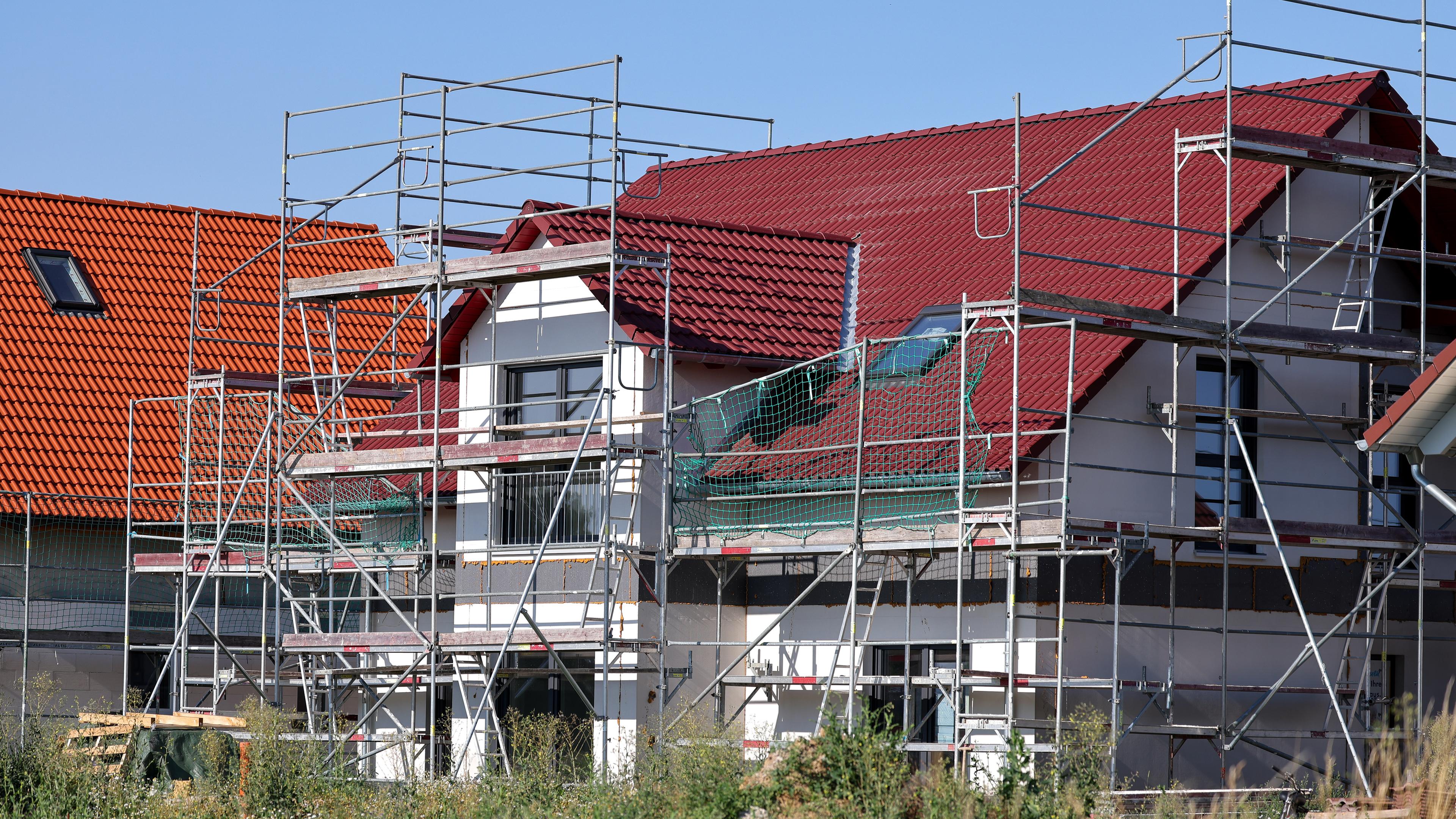 Sachsen, Leipzig: Neue Einfamilienhäuser enstehen an einem Feldern am südwestlichen Stadtrand.