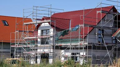 Sachsen, Leipzig: Neue Einfamilienhäuser enstehen an einem Feldern am südwestlichen Stadtrand.