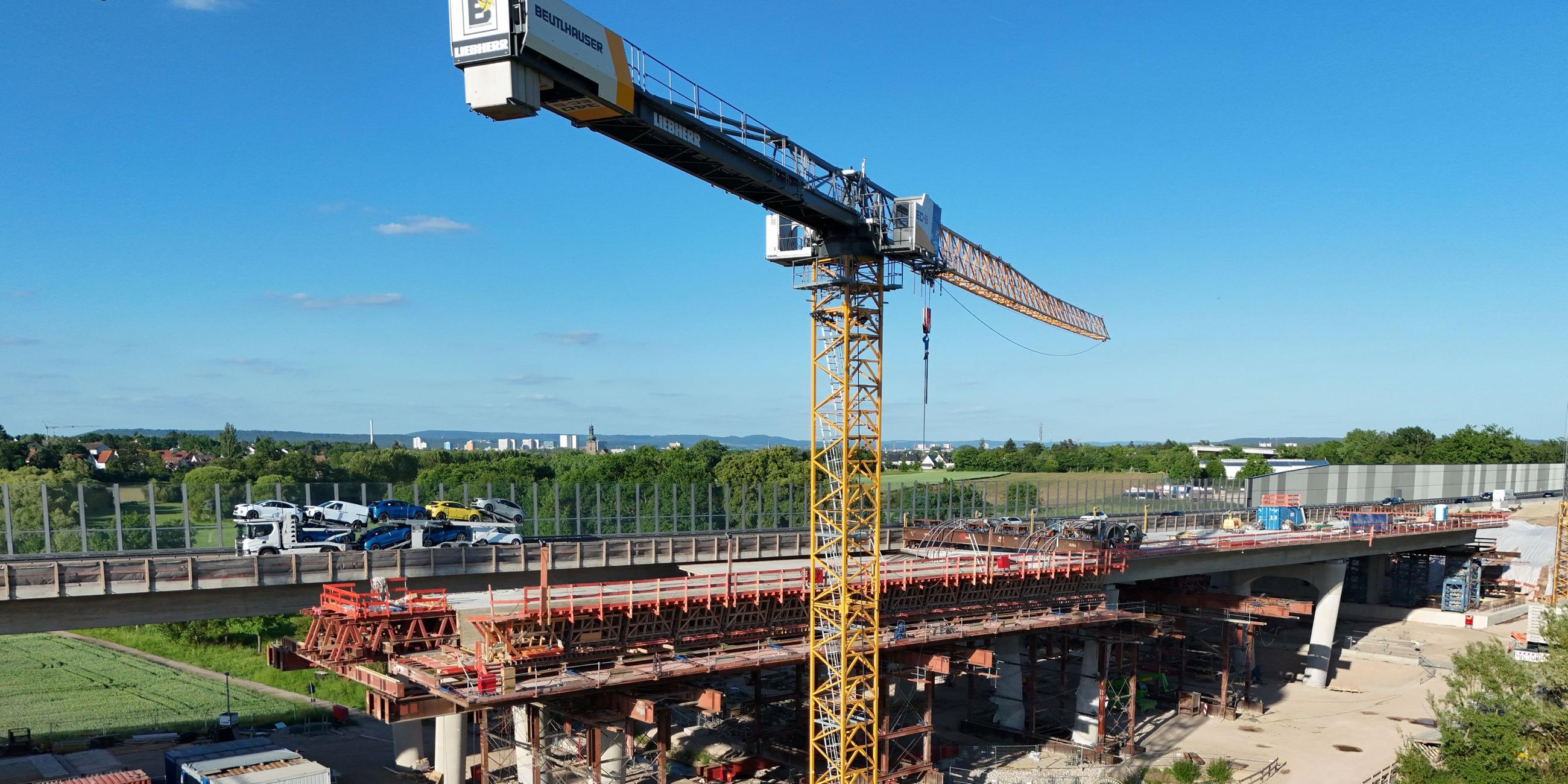 Baustelle einer Brücke über die Autobahn A3 bei Erlangen.