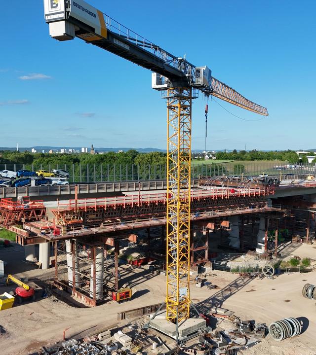 Baustelle einer Brücke über die Autobahn A3 bei Erlangen.