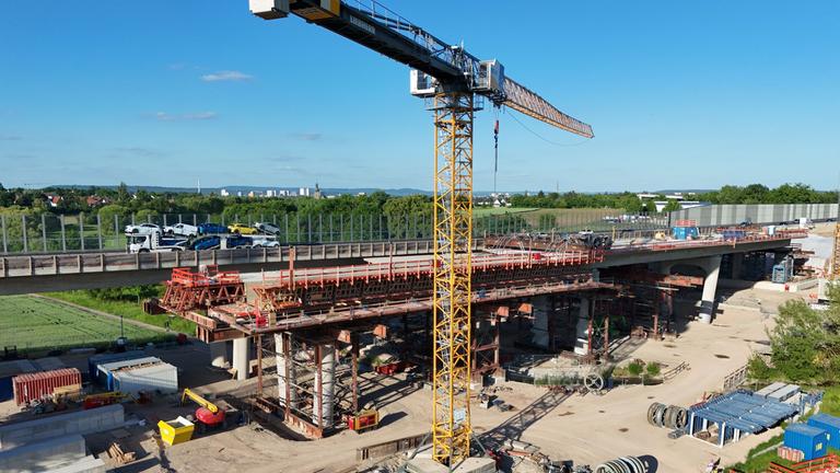 Baustelle einer Brücke über die Autobahn A3 bei Erlangen.