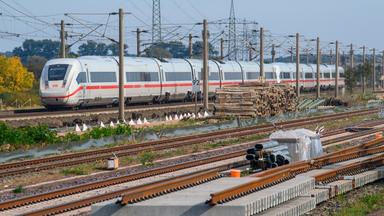 Ein ICE rollt nahe des Bahnhofs Schönhausen an Gleisbauteilen vorbei.