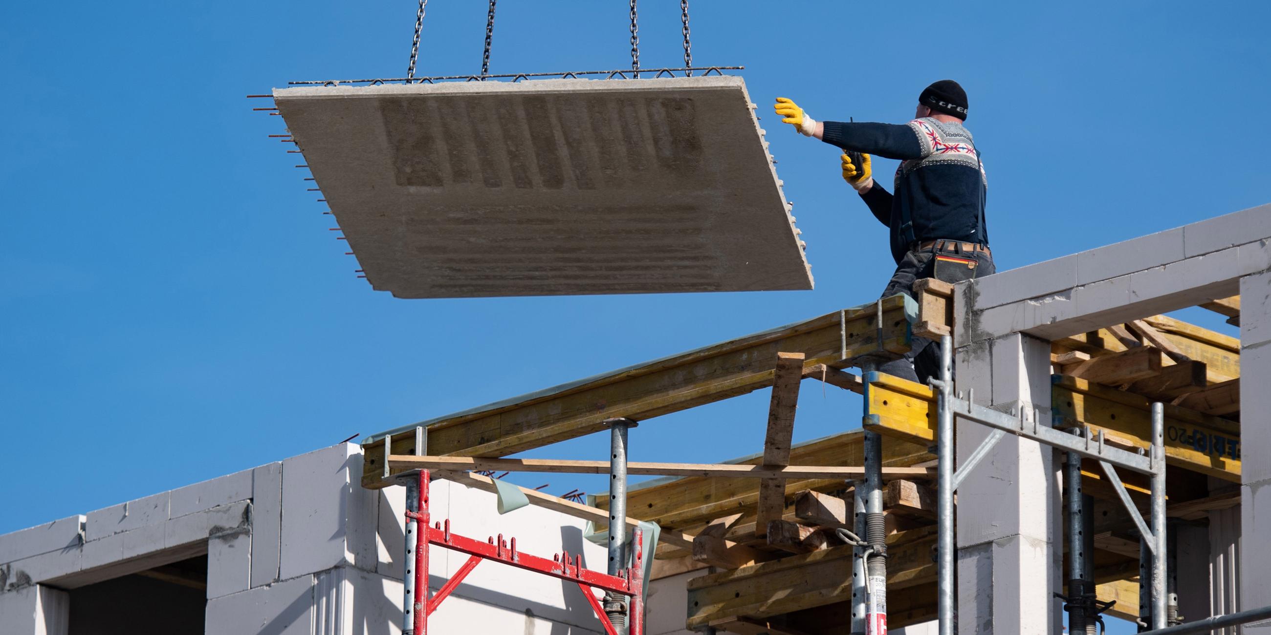 Ein Mann arbeitet auf einer Baustelle