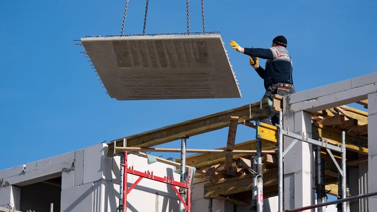 Ein Mann arbeitet auf einer Baustelle