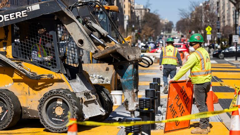 Bauarbeiter entfernen den "Black Lives Matter" Schriftzug in Washington 
