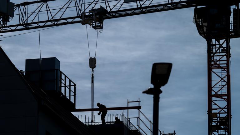 Ein Arbeiter ist auf einer Baustelle beschäftigt. 