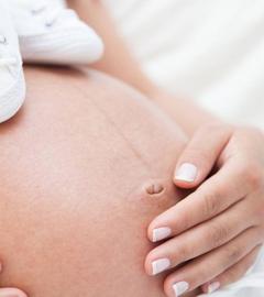 Schwangere hält ihren Babybauch