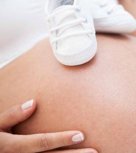 Schwangere hält ihren Babybauch