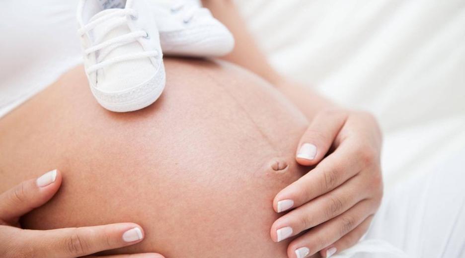 Schwangere hält ihren Babybauch