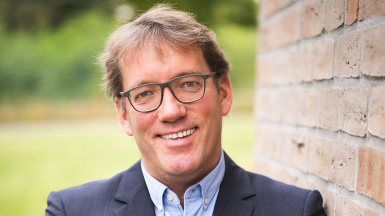 Bauer Arnd von Hugo auf seinem Gutshof.