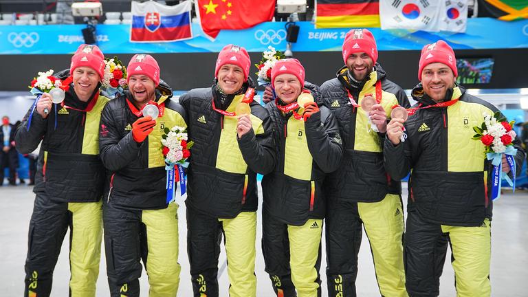 Die Silbermedaillengewinner Florian Bauer und Johannes Lochner aus Deutschland, die Goldmedaillengewinner Thorsten Margis und Francesco Friedrich aus Deutschland sowie die Bronzemedaillengewinner Christoph Hafer und Matthias Sommer aus Deutschland jubeln mit ihren Medaillen