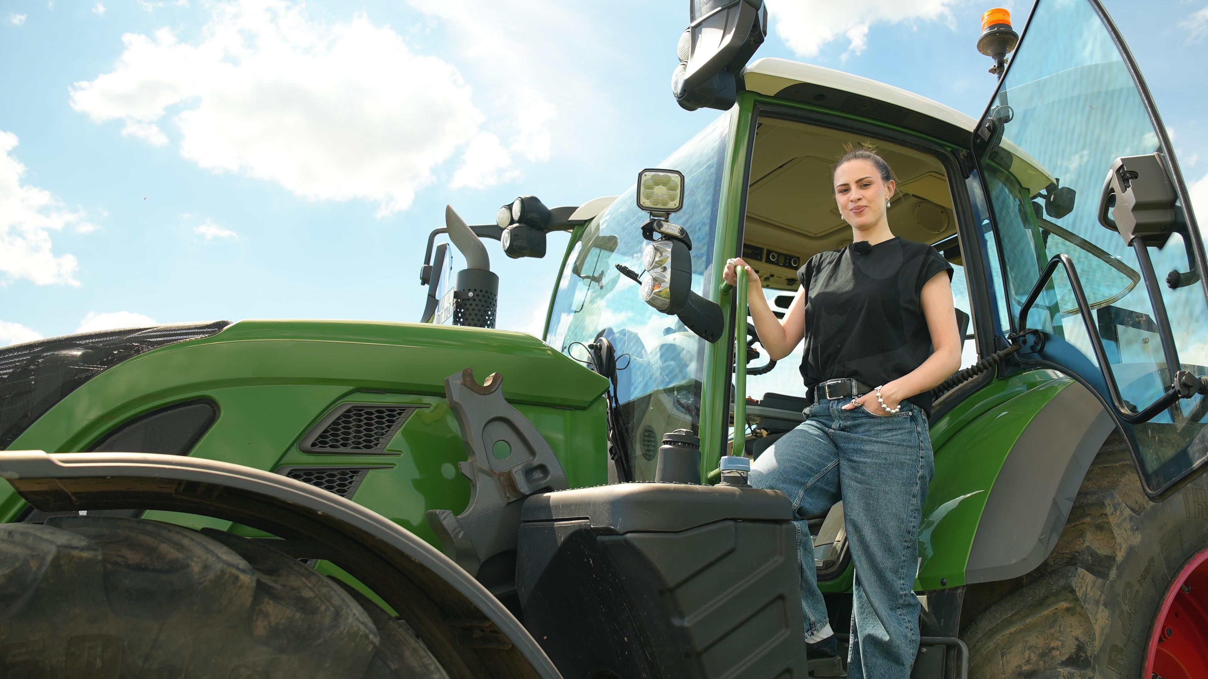 Salwa Houmsi mit dem Traktor unterwegs
