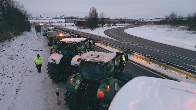 Traktoren auf der Autobahn