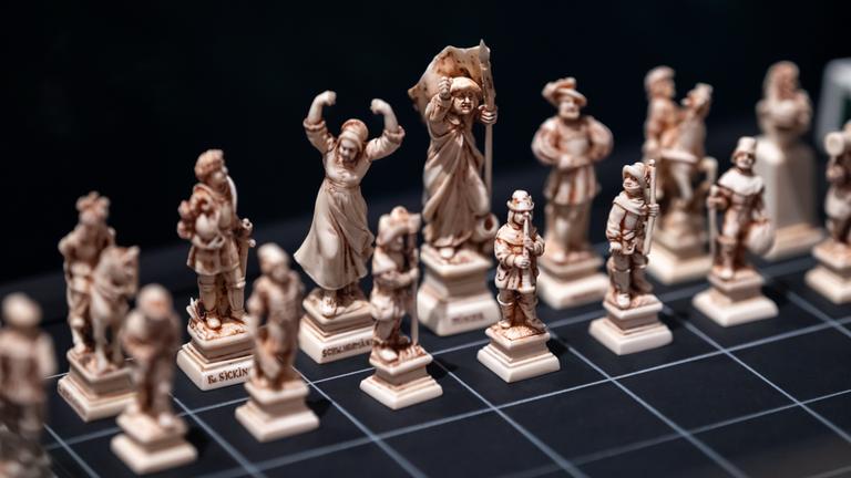 Ein Schachbrett mit Schachfiguren, die die Unterdrückung von Bauern zur Zeit der Bauernkriege darstellt.