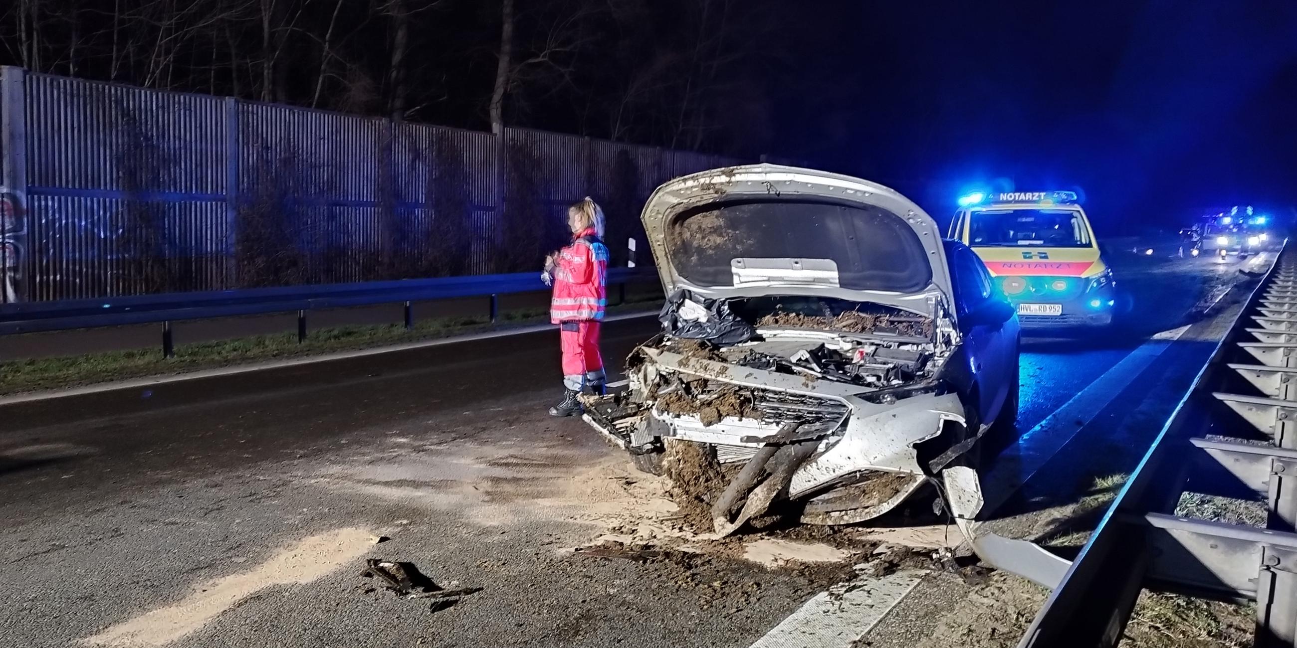 Brandenburg, Wustermark: Ein kaputtes Auto steht auf der Bundesstraße 5, nachdem protestierende Bauern Mist und Gülle auf der Fahrbahn verteilt hatten.