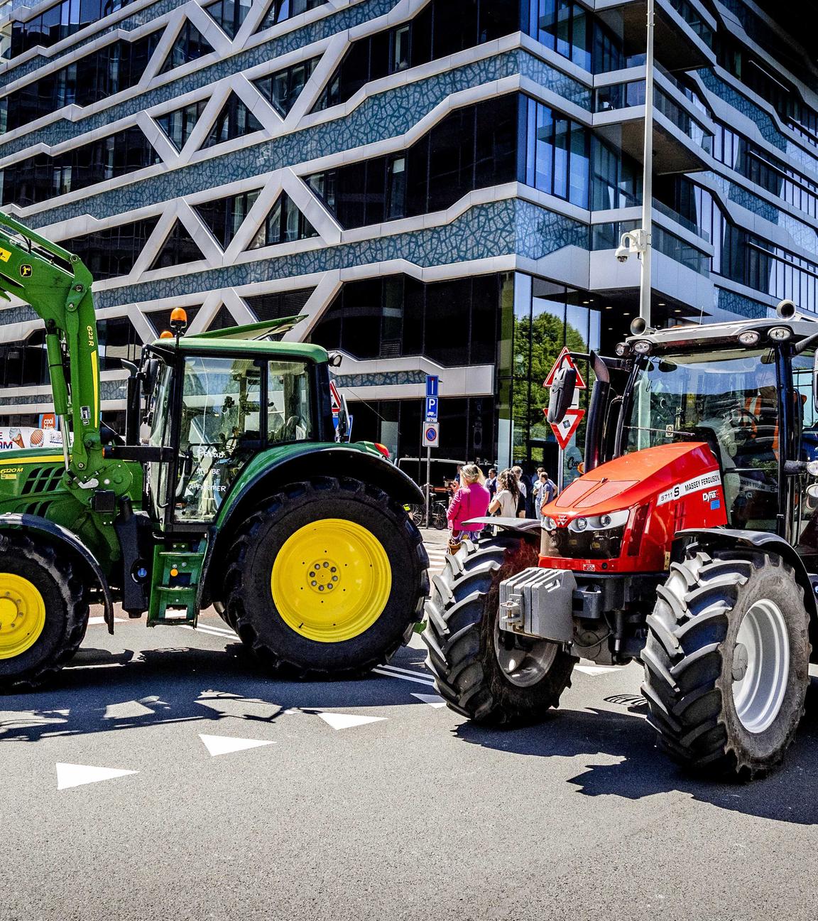 Landwirte demonstrieren mit Traktoren vor dem Repräsentantenhaus, wo Abgeordnete über geplante Umweltauflagen des Kabinetts debattieren. 