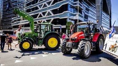Landwirte demonstrieren mit Traktoren vor dem Repräsentantenhaus, wo Abgeordnete über geplante Umweltauflagen des Kabinetts debattieren. 