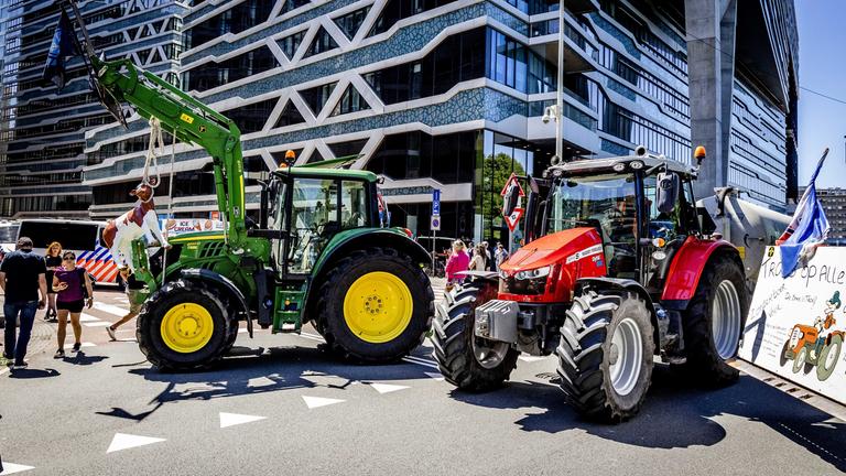 Landwirte demonstrieren mit Traktoren vor dem Repräsentantenhaus, wo Abgeordnete über geplante Umweltauflagen des Kabinetts debattieren. 