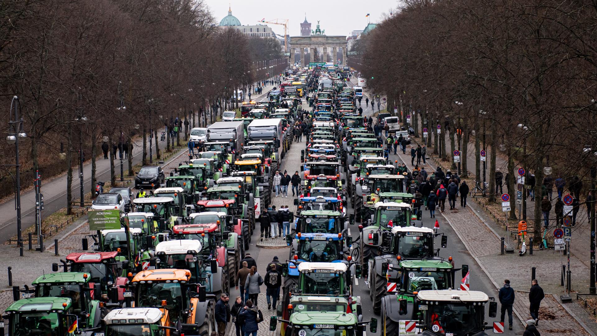 Landwirte nehmen mit Traktoren an einer Demonstration vor dem Brandenburger Tor teil.
