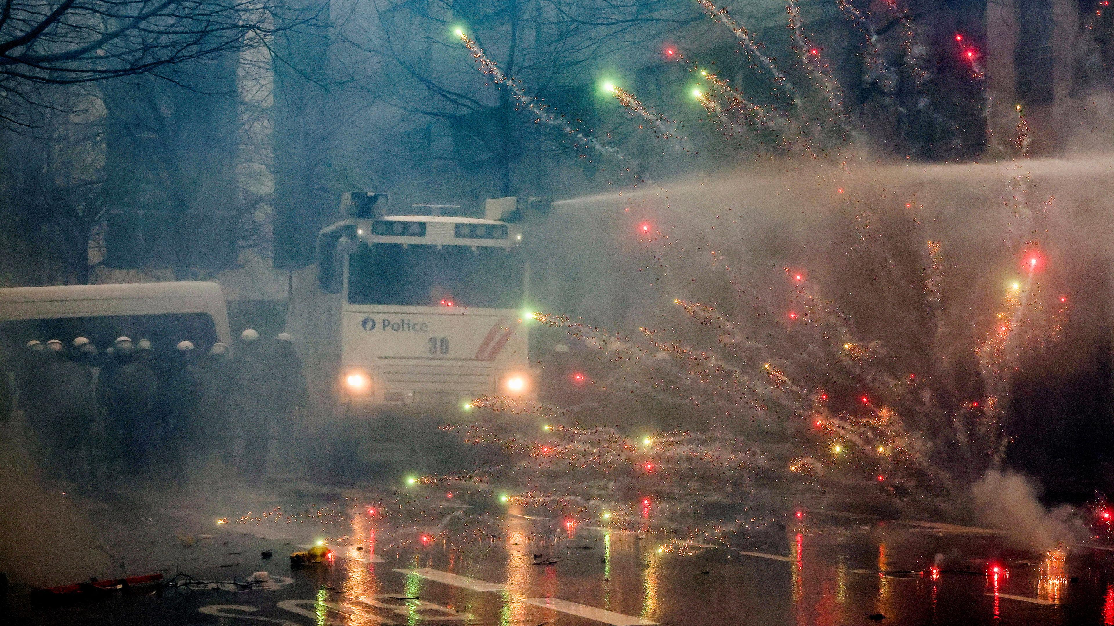 Polizei setzt in Brüssel Wasserwerfer gegen demonstrierende Landwirte ein