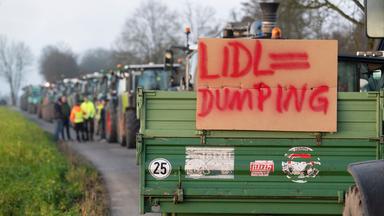 Bauern protestieren gegen den niedrigen Butterpreis.