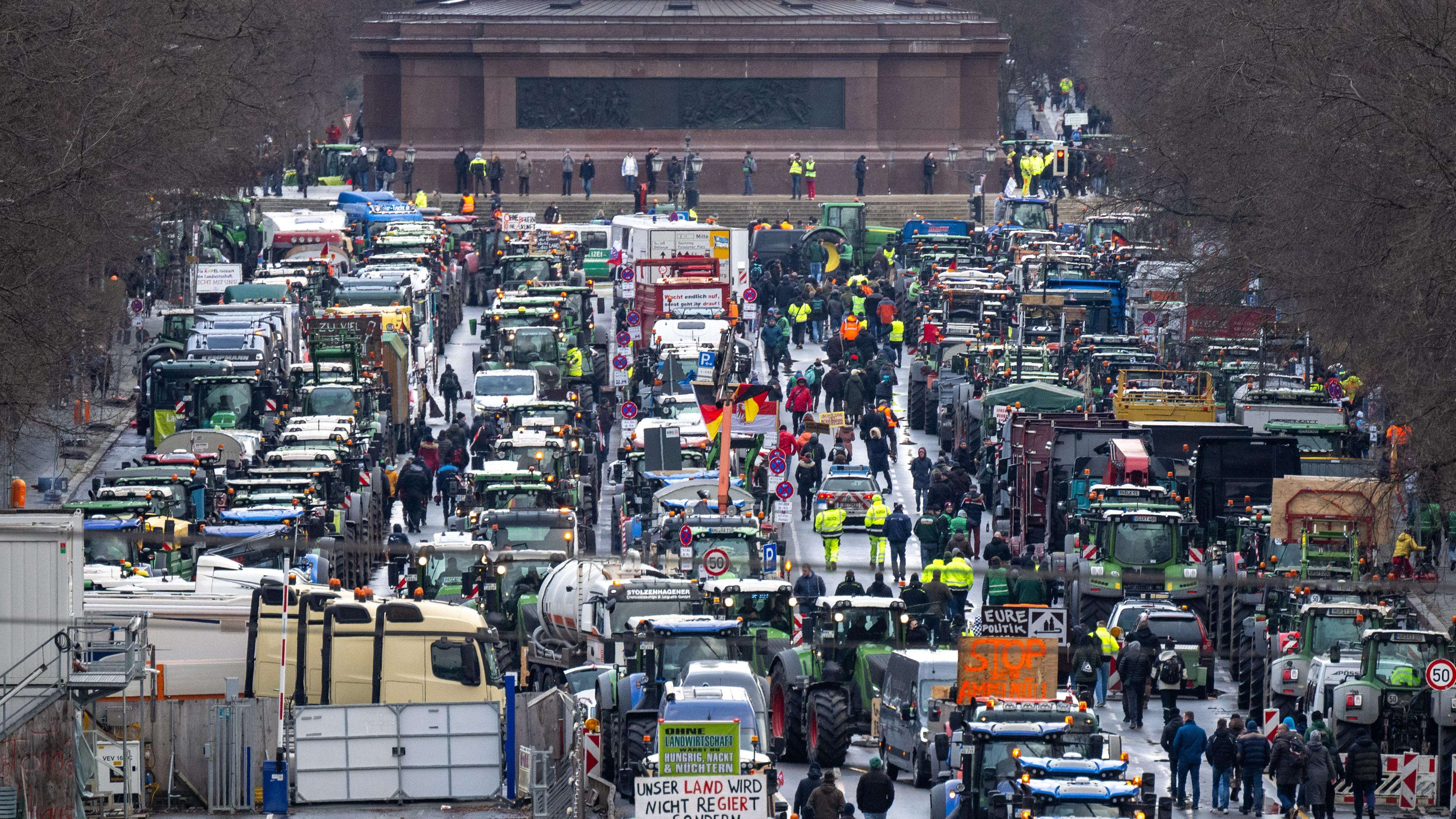 Zahlreiche Traktoren, Lastwagen und Autos stehen am Morgen auf der Straße des 17. Juni. 