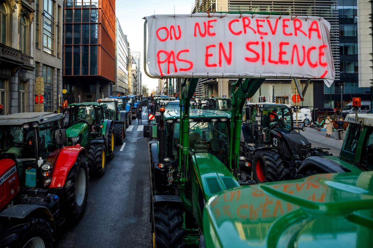 Dieses am 1. Februar 2024 aufgenommene Foto zeigt Reihen von Traktoren, einer davon mit einem Plakat mit der Aufschrift „Wir sterben nicht lautlos“, zwischen Gebäuden in der Belliard-Straße während einer von General organisierten Protestaktion im Europaviertel in Brüssel Die Bauerngewerkschaft ABS (Algemeen Boerensyndicaat) forderte am Tag einer Tagung des Europäischen Rates bessere Bedingungen für den Anbau, die Produktion und die Aufrechterhaltung eines angemessenen Einkommens.