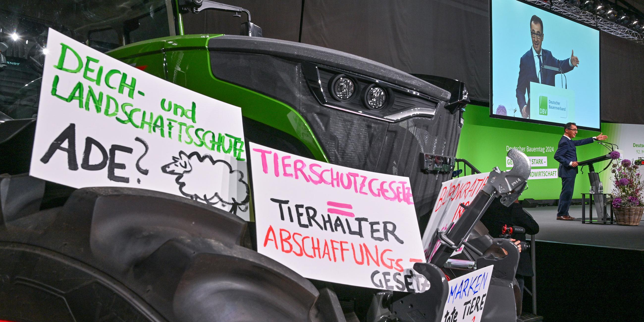 Protestplakate auf dem Deutschen Bauerntag bei Rede von Cem Özdemir