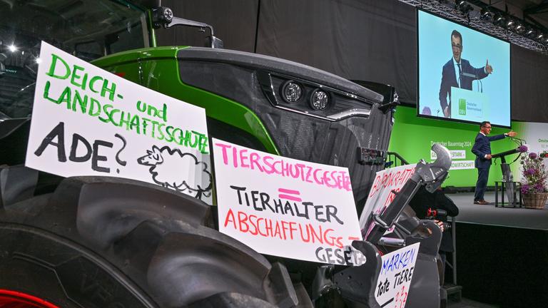 Protestplakate auf dem Deutschen Bauerntag bei Rede von Cem Özdemir
